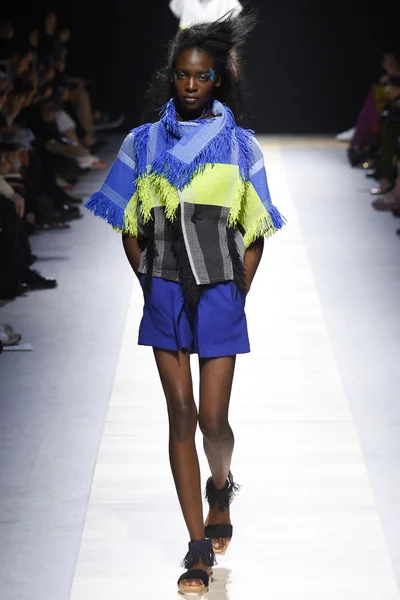 Look 16